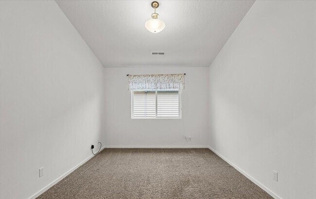 Building Photo - Great Location, Single Family Home, Post F...