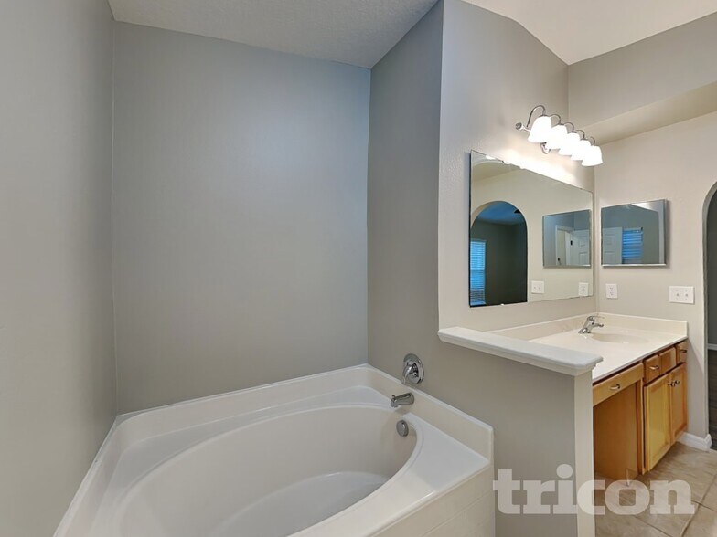 Building Photo - 864 Vanderbilt Dr