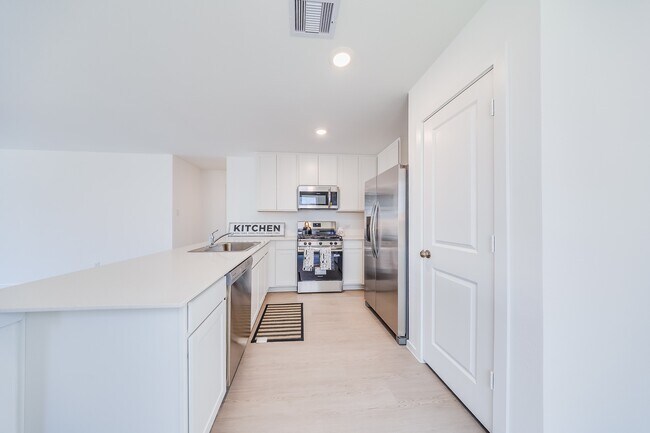 Building Photo - 3009 fantasy Terrace Dr