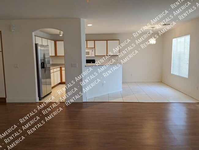 Building Photo - 895 E Lakeview Dr