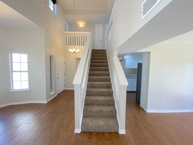 Building Photo - Beautiful North Hills Refrig A/C Home with Pool!