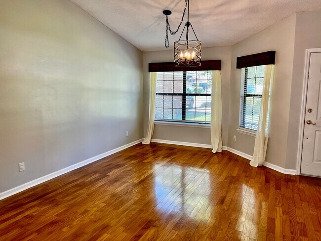 Building Photo - 3/2 with fenced in yard!