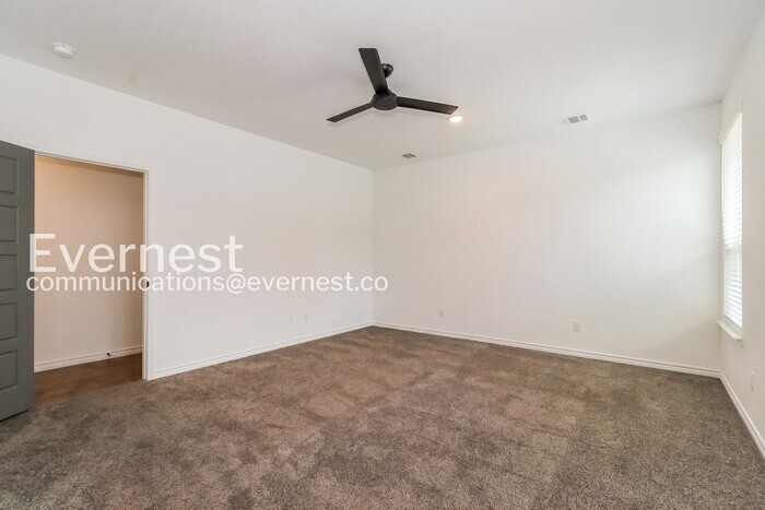 Building Photo - 2123 Hornbeam St