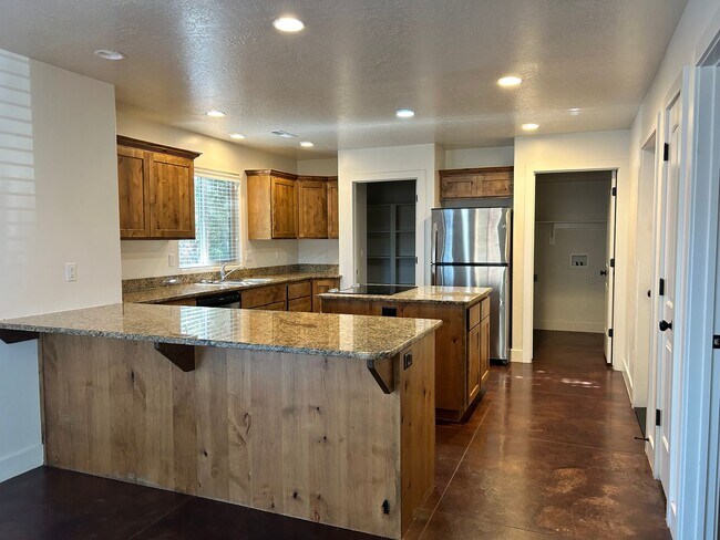 Building Photo - Dog Friendly 4 Bedroom Townhome. $200 First Full Month's Rent!