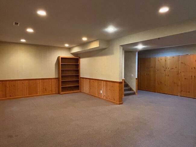 Building Photo - Spacious 4 BR/4 BA Single-Family Home in a...