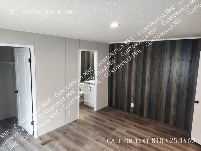 Building Photo - 101 S River Dr