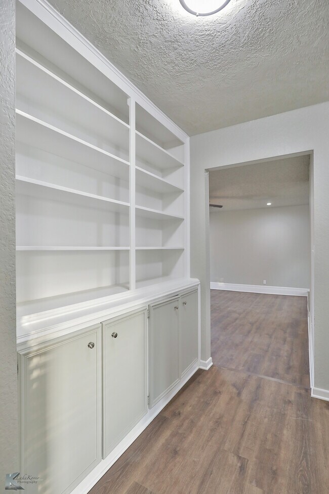Building Photo - 4350 Bluebonnet Ct