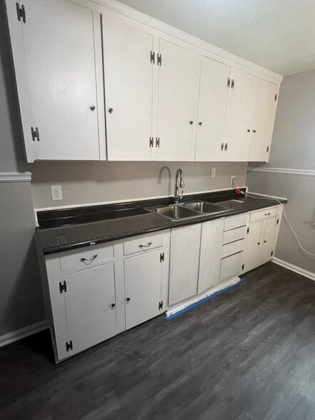 Building Photo - 1550 W 45th St