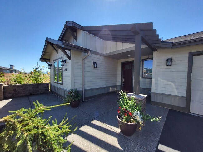 Building Photo - 4581 SW Zenith Point Ct