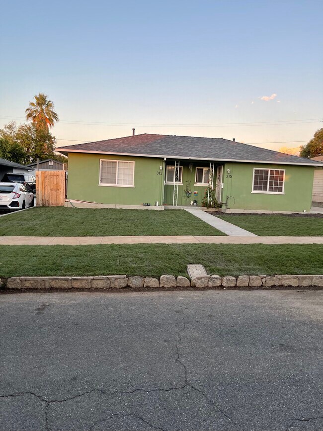 Primary Photo - 313 Bond St