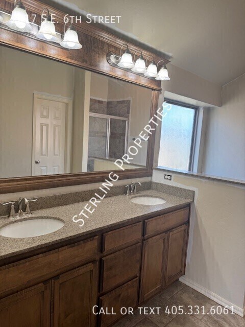 Building Photo - 2017 SE 6th St