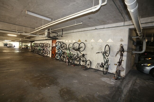 Building Photo - Naniwa Gardens - 1 bdrm/1 bath/1 covered p...