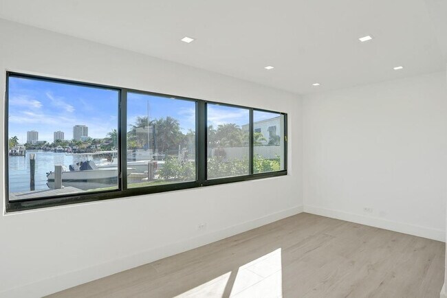 Building Photo - 840 SE 22nd Ave