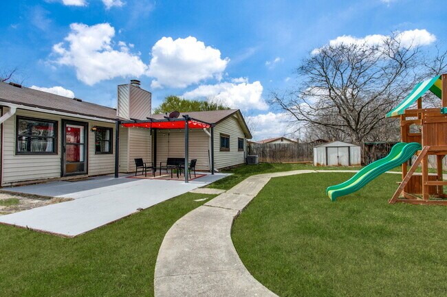 Building Photo - "Charming 3-Bedroom Haven with Cozy Fireplace in San Antonio – 1570 Sq Ft of Comfort!"