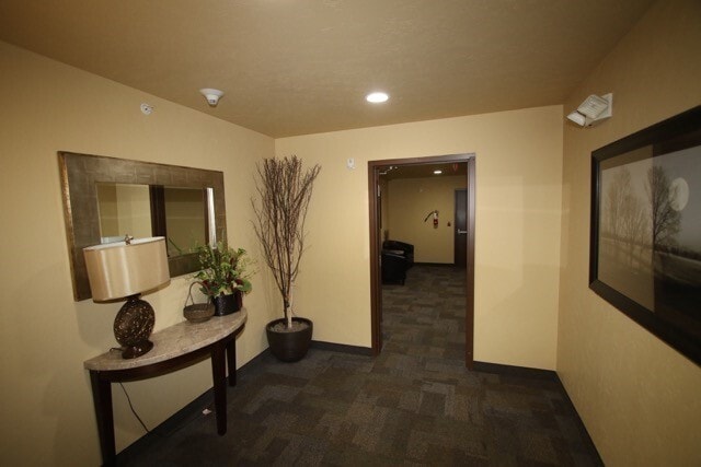 Building Photo - 2 Bedroom Unfurnished Condo close to Downt...