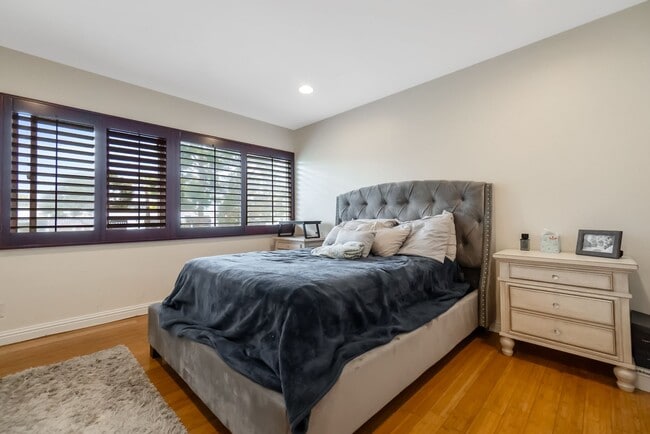 Building Photo - Unbeatable Location! Bright 1 Bed, 1 Bath ...