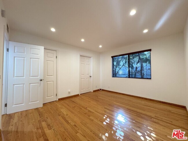 Building Photo - 805 N W Knoll Dr