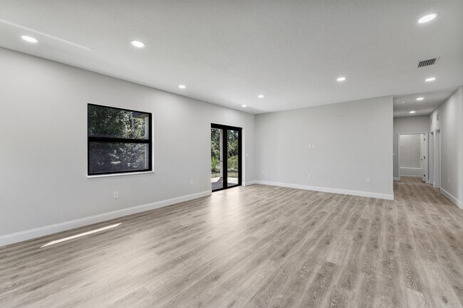Building Photo - 1134 Sunrise Blvd