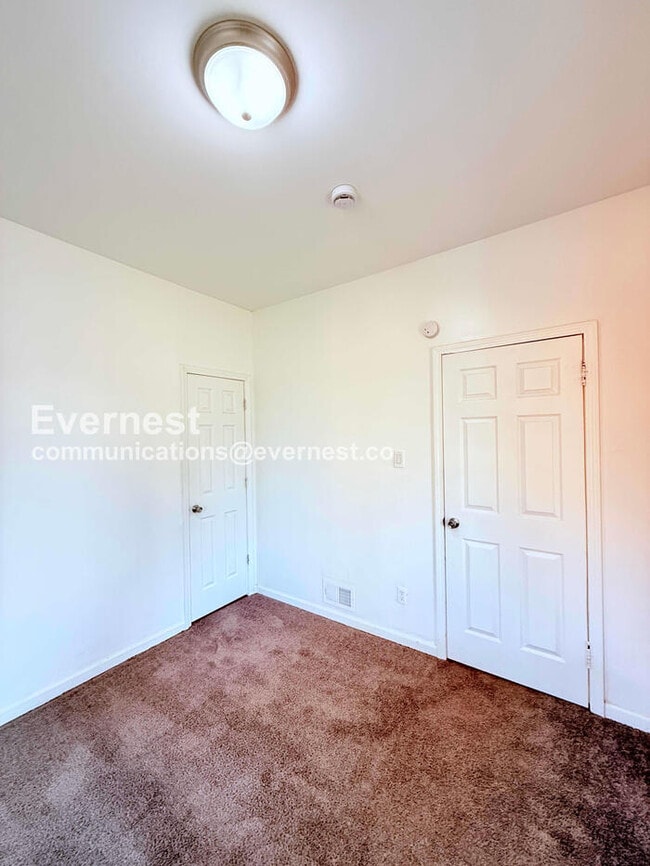 Building Photo - 2 Bed/1 Bath Home with Off-Street Parking / Vouchers Accepted / Available Now!