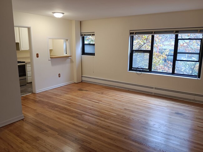 Interior Photo - Bay Ridge Court (Cobblestone Court)