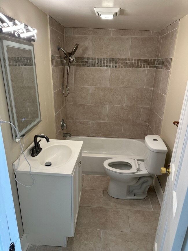 Building Photo - 554 W Station St