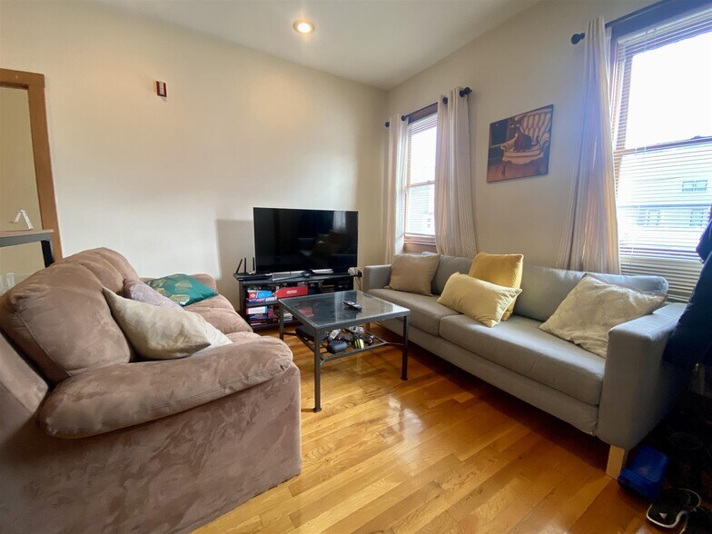 Building Photo - 359 Columbia St