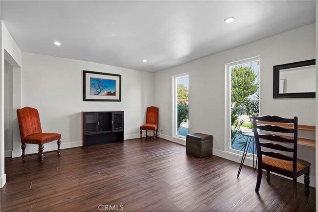 Building Photo - 7425 Vanalden Ave