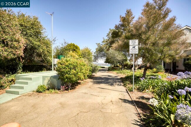 Building Photo - 1351 Eastshore Dr