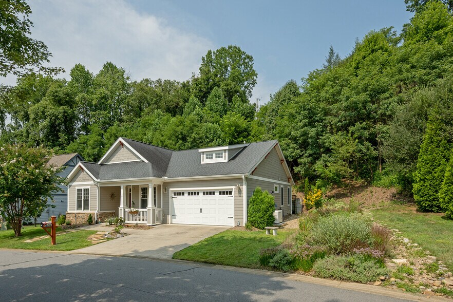 Building Photo - 38 Pinebrook Club Dr