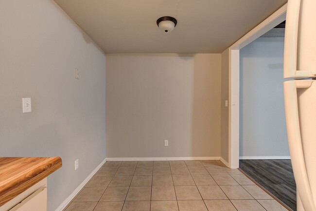 Building Photo - Spacious 2 Bedroom, 2 Bathroom in Picadill...