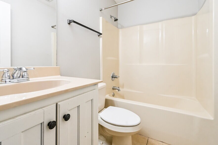 Building Photo - 5690 Bedford Loop W