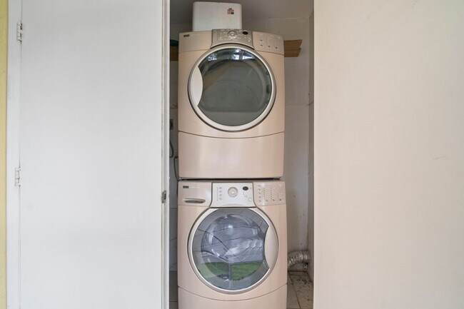 Building Photo - Beautiful 2-bedroom, 2-bathroom apartment, perfectly located in Cape Coral