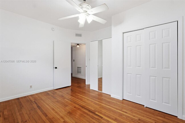 Building Photo - 9881 W Bay Harbor Dr