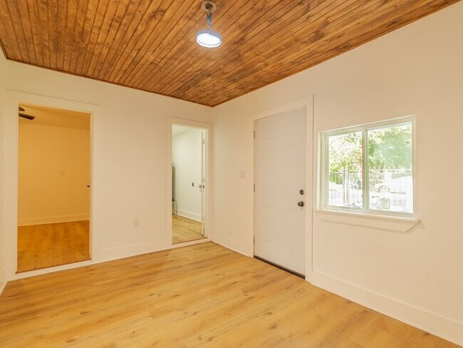 Building Photo - 6802 Eastwood St