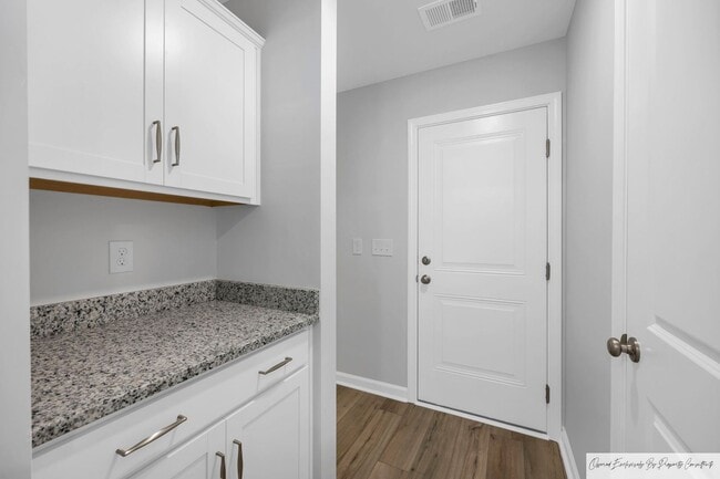 Building Photo - MODERN 3 BEDROOM IN LEXINGTON'S MURRAY VILLAGE