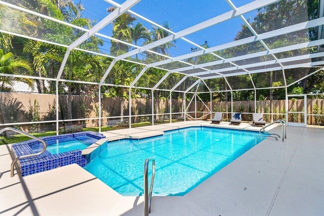 Building Photo - 735 NE 6th St