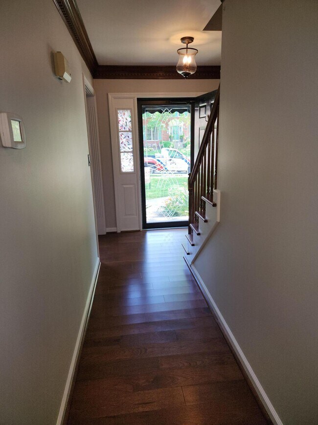 Building Photo - 841 Edgewood Dr
