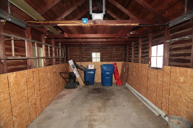 Building Photo - 2 bedroom Moline house with garage!