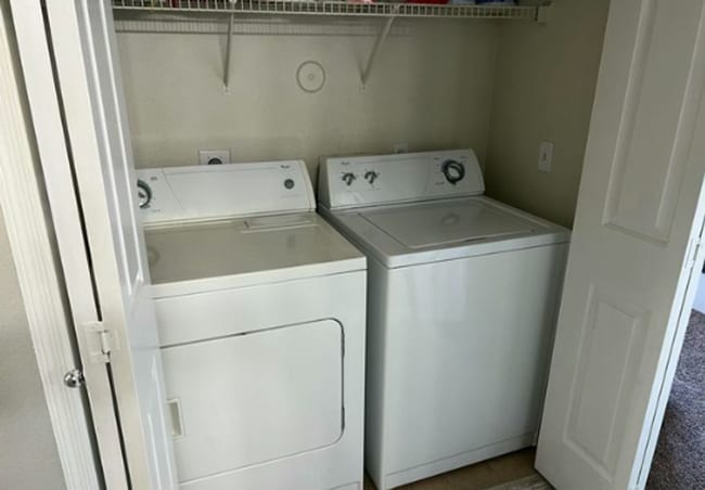 Building Photo - Two Bedrooms/One Bath - Great Location!