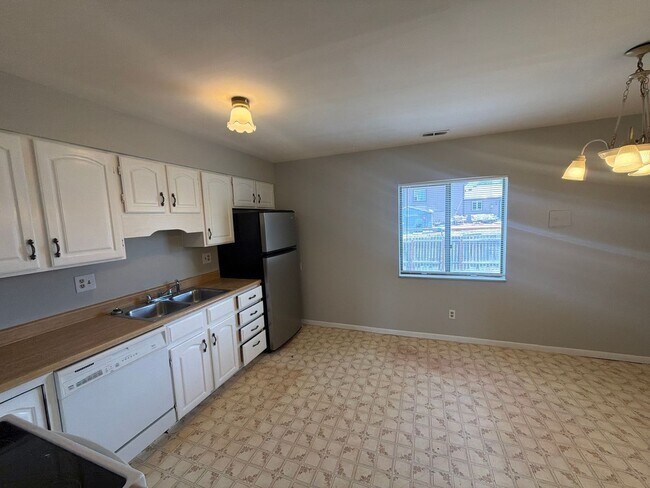 Building Photo - 4471 E Pikes Peak Ave