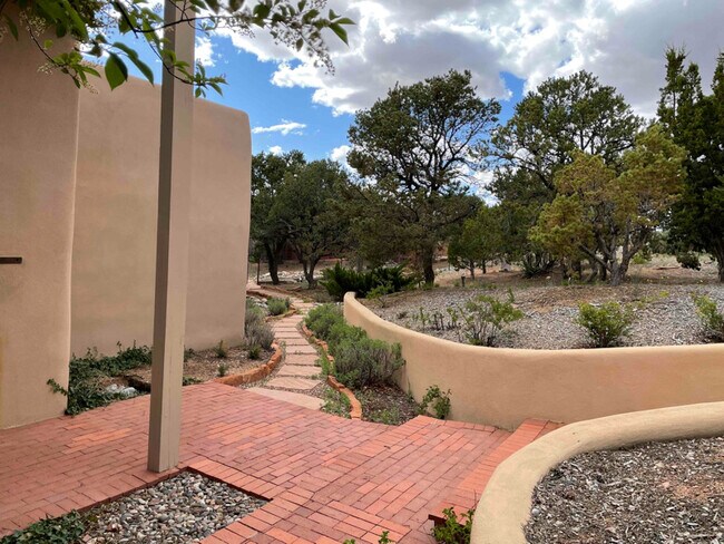 Building Photo - 4 Old Agua Fria Rd E