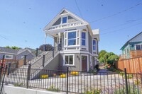 Building Photo - Stunning 2 Bedroom Upstairs Unit In Oaklan...