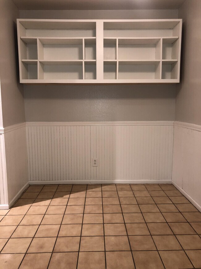 Building Photo - 2118 Edgehill Dr