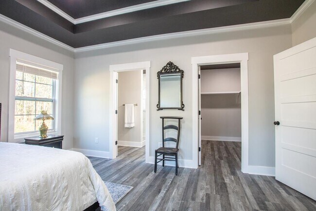 Building Photo - 823 Meridian Rd