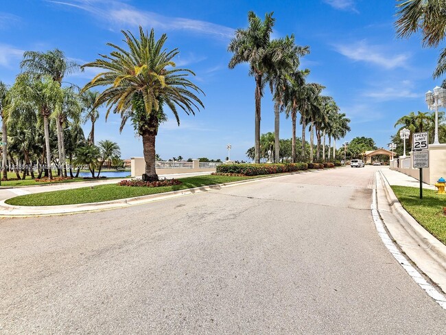 Building Photo - 858 NW 170th Terrace