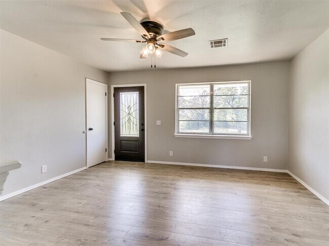 Building Photo - 502 N Oak St