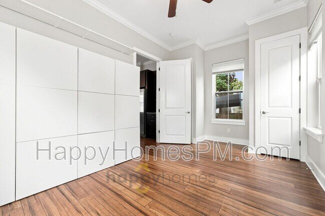Building Photo - 4613 Oakwood Ave