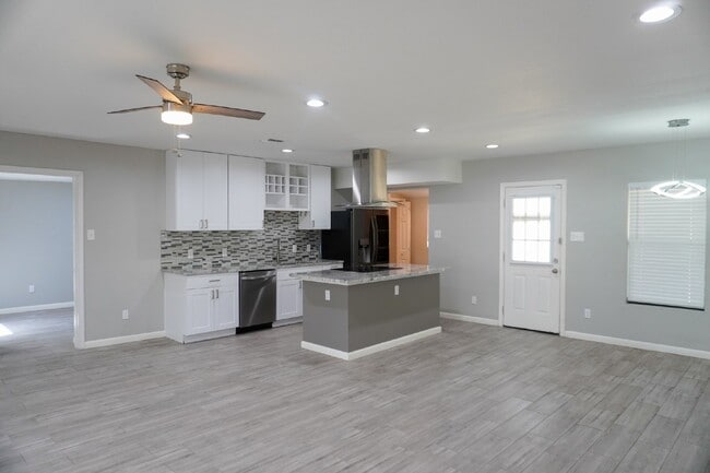 Building Photo - Charming Fully Updated 1930's Cottage in Jefferson Terrace