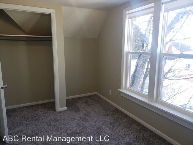 Building Photo - 321 6th Ave