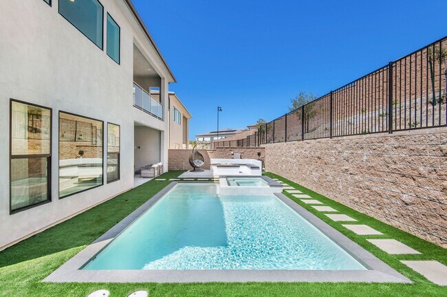 Building Photo - Fantastic 5 bed 4.5 bath with Pool in Porter Ranch !